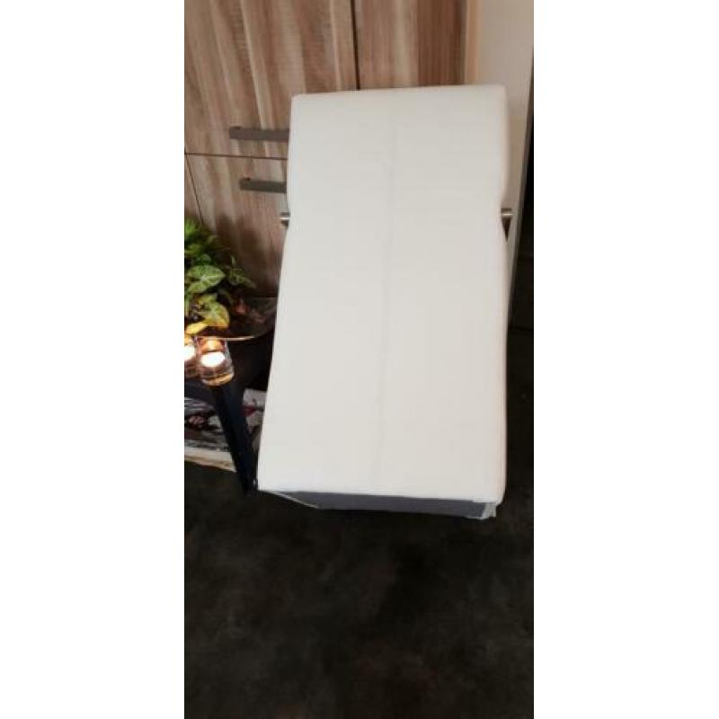 2 zeer nette fauteuils, stoelen. 1 zwart, 1 wit