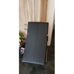 2 zeer nette fauteuils, stoelen. 1 zwart, 1 wit