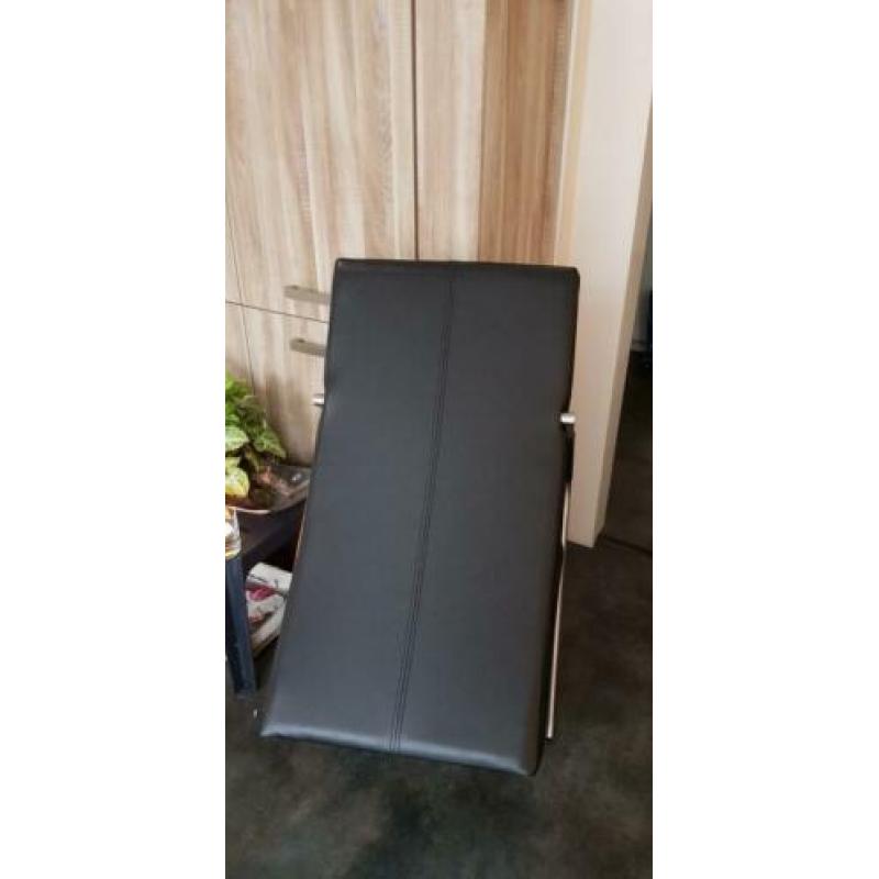 2 zeer nette fauteuils, stoelen. 1 zwart, 1 wit