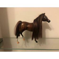 Twee speelgoed paarden