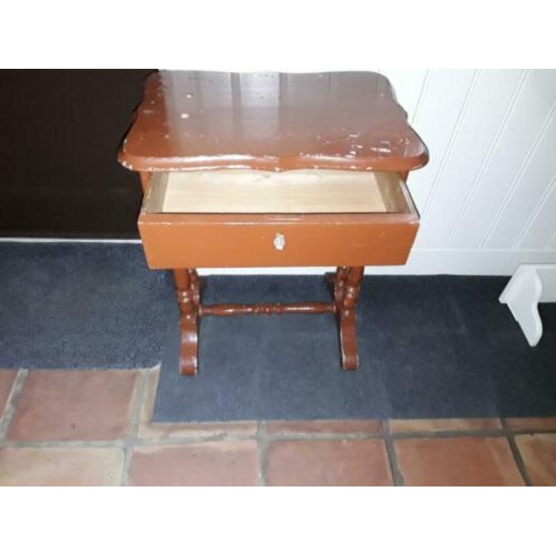 Oud tafeltje/oud houten tafeltje met la