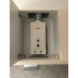 Keuken met oven gasfornuis en vaatwasser