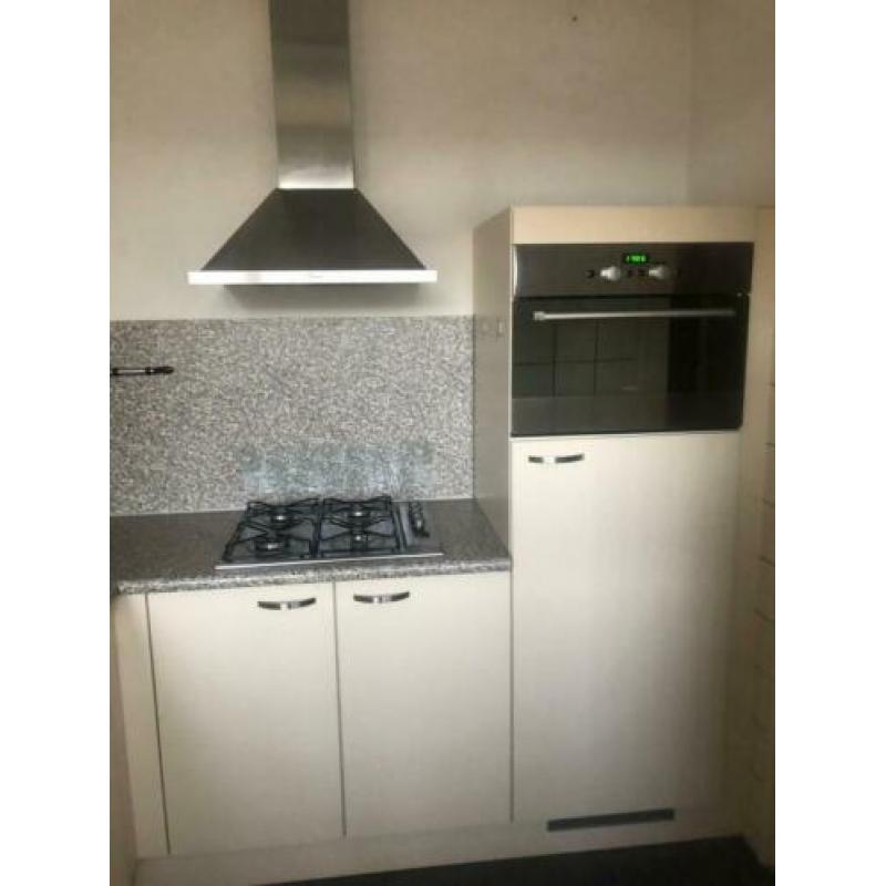 Keuken met oven gasfornuis en vaatwasser