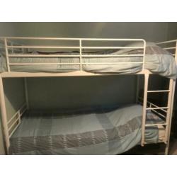 Witte stapelbed met 2 nieuwe matrassen