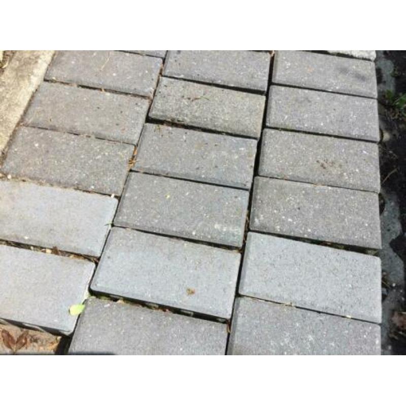 7m2 Grijze Betonklinkers inclusief stoepbanden!
