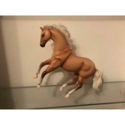 Twee speelgoed paarden