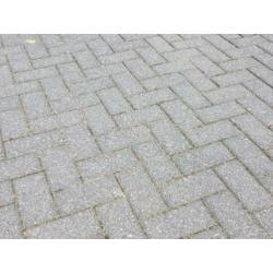7m2 Grijze Betonklinkers inclusief stoepbanden!