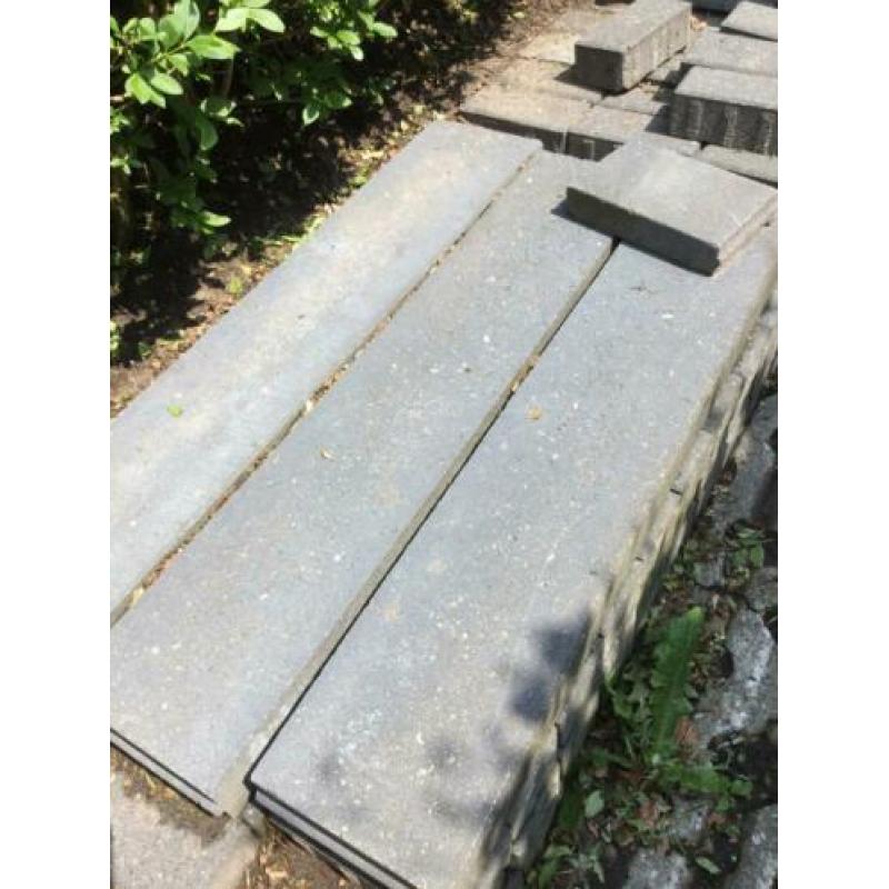 7m2 Grijze Betonklinkers inclusief stoepbanden!