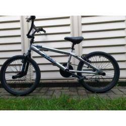 Mooie BMX met nieuwe banden, 360 graden stuur, 4 voetsteunen