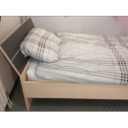 Degelijk bed, bureau en boekenkast Trenhopper