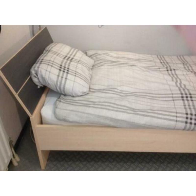 Degelijk bed, bureau en boekenkast Trenhopper