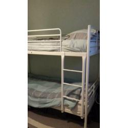 Witte stapelbed met 2 nieuwe matrassen