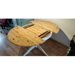 Ronde (uitschuifbare) houten eettafel.