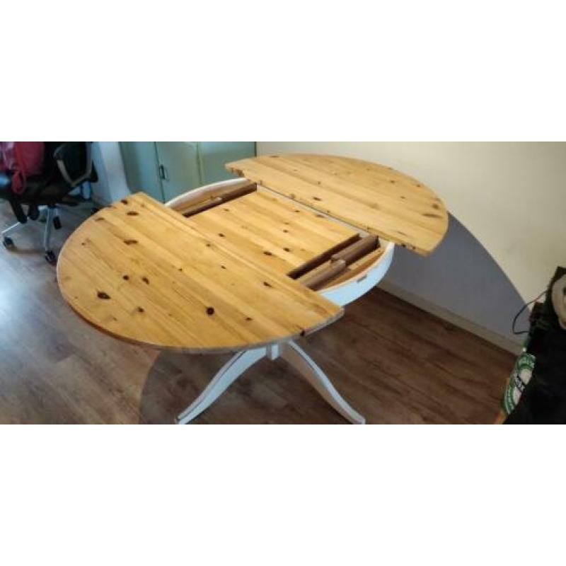 Ronde (uitschuifbare) houten eettafel.