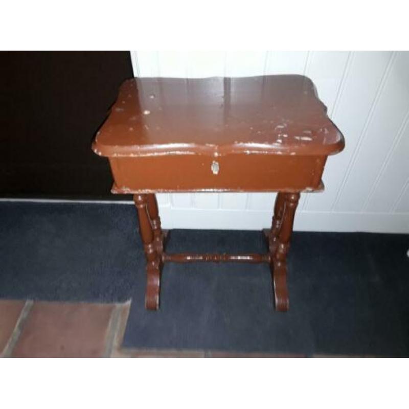 Oud tafeltje/oud houten tafeltje met la