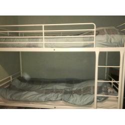 Witte stapelbed met 2 nieuwe matrassen