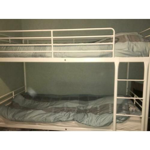 Witte stapelbed met 2 nieuwe matrassen