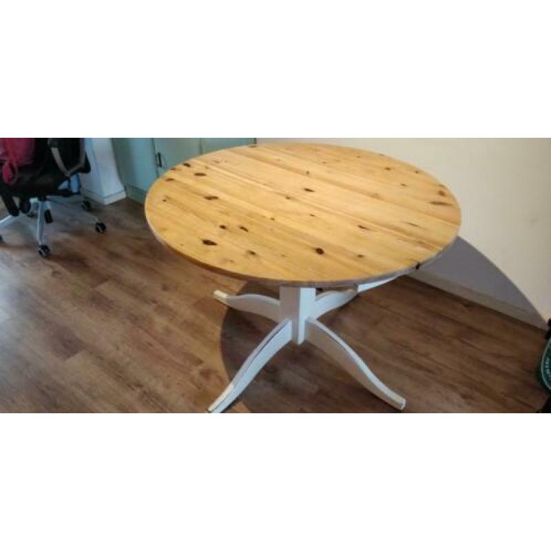 Ronde (uitschuifbare) houten eettafel.
