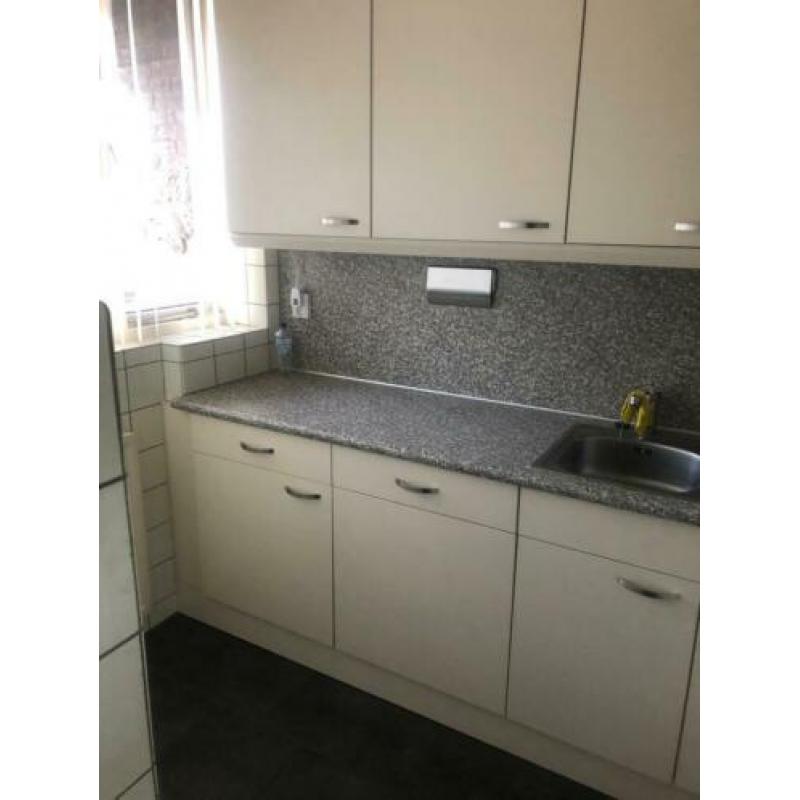 Keuken met oven gasfornuis en vaatwasser