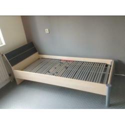 Degelijk bed, bureau en boekenkast Trenhopper