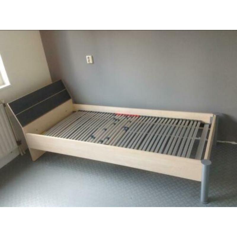 Degelijk bed, bureau en boekenkast Trenhopper