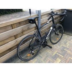 BTwin XL racefiets 56 cm (met Shimano klikpedalen)