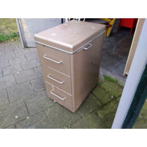 Vintage/industriele stalen laden kast
