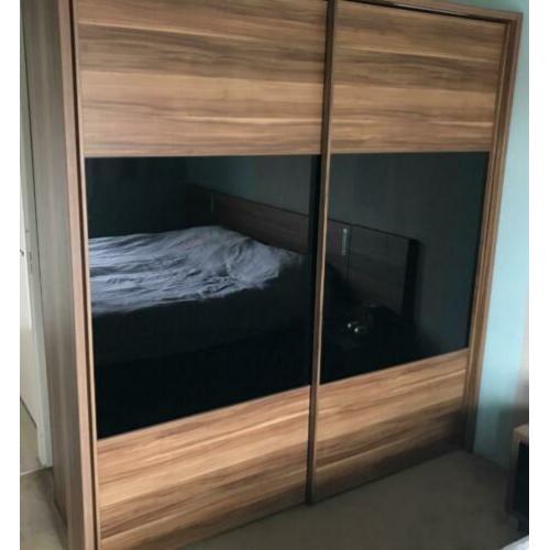 Gehele slaapkamer: elektr. bed, kledingkast etc.