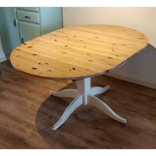 Ronde (uitschuifbare) houten eettafel.