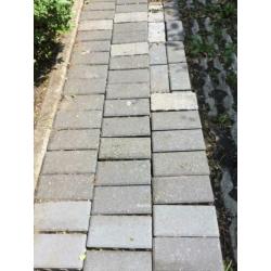 7m2 Grijze Betonklinkers inclusief stoepbanden!