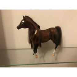 Twee speelgoed paarden