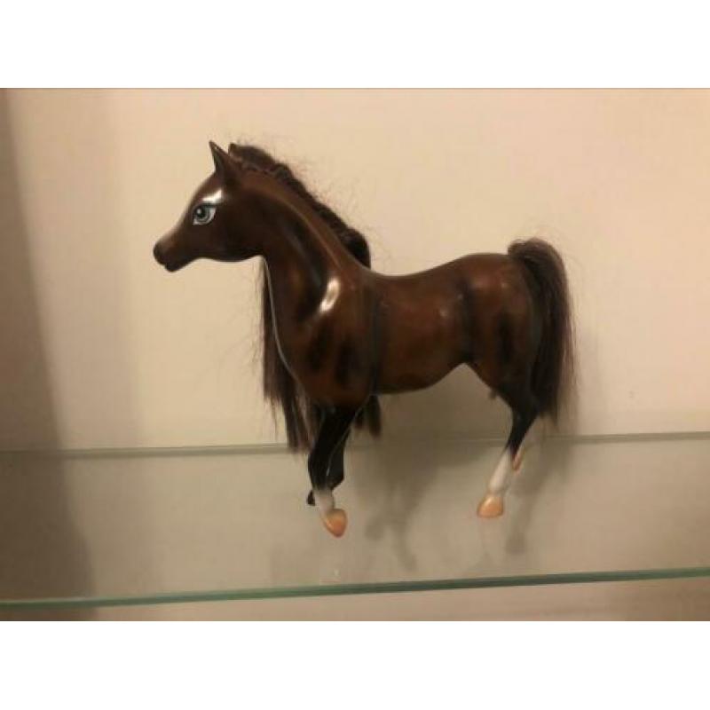 Twee speelgoed paarden