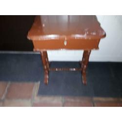 Oud tafeltje/oud houten tafeltje met la