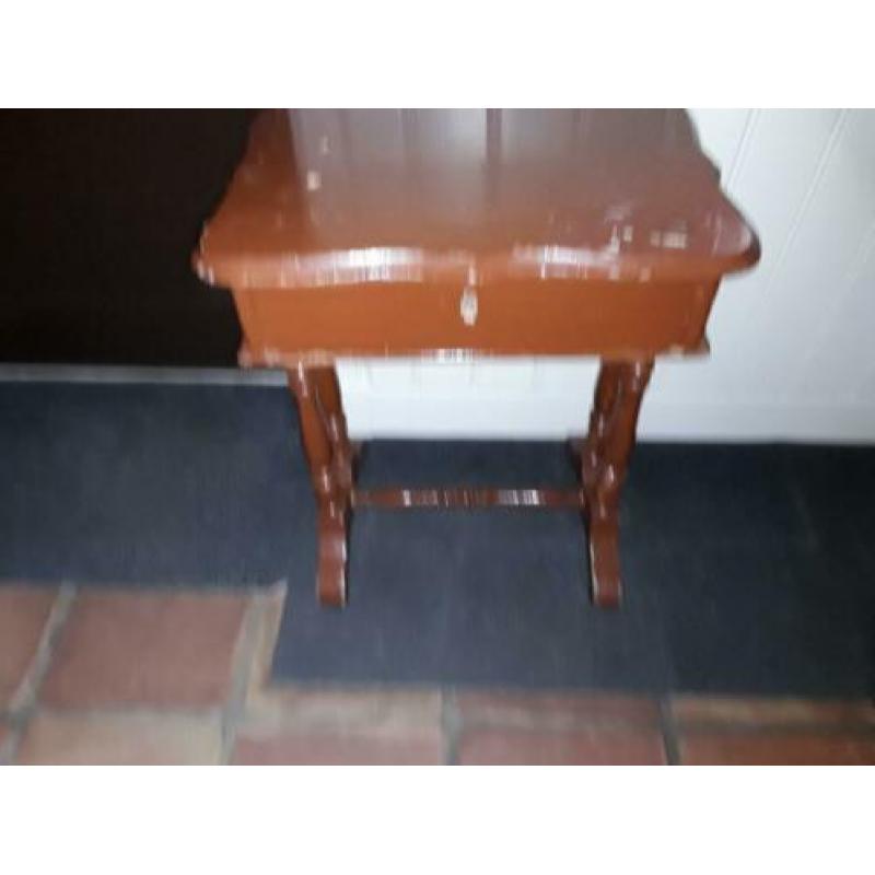 Oud tafeltje/oud houten tafeltje met la