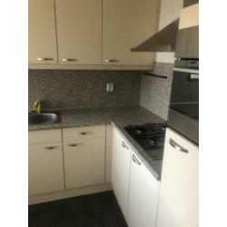 Keuken met oven gasfornuis en vaatwasser
