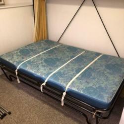 N , ouderwetse opklapbed ,met stalen frame