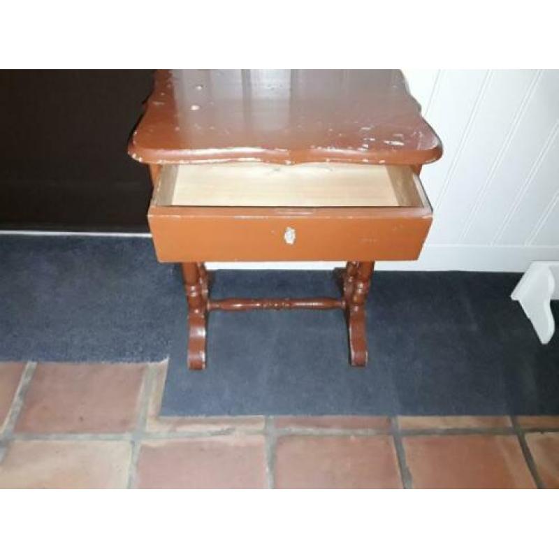 Oud tafeltje/oud houten tafeltje met la