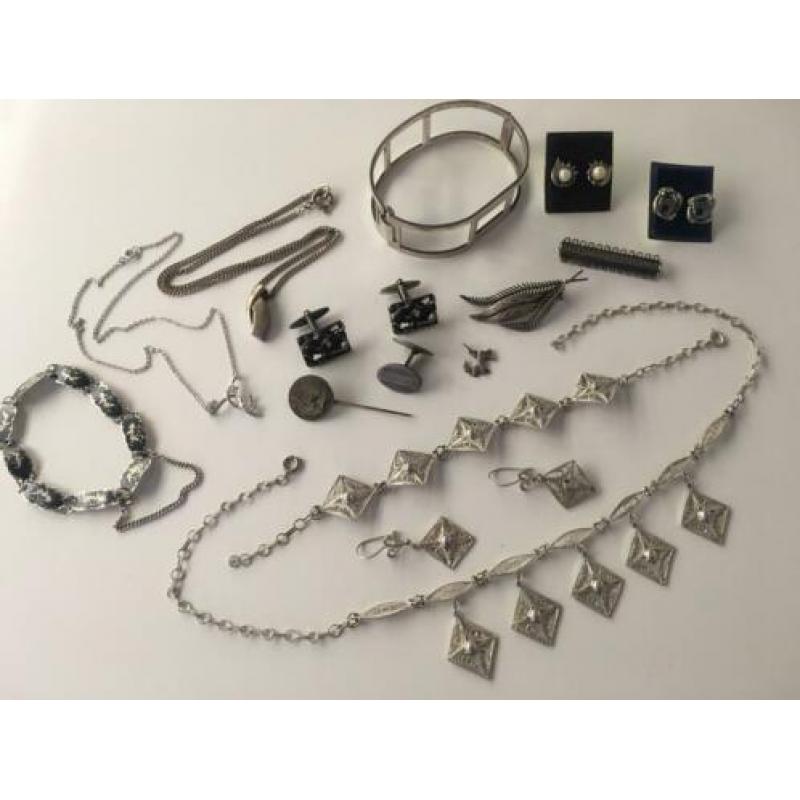 Lotje zilver sieraden 130 gram. Bieden vanaf 45