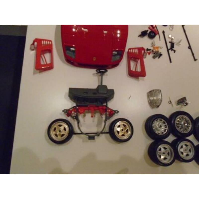 Set losse Bburago 1:18 onderdelen F40 en meer