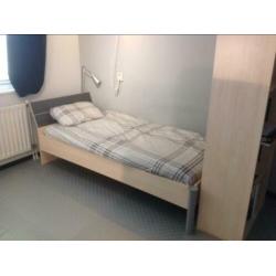 Degelijk bed, bureau en boekenkast Trenhopper
