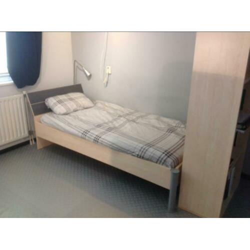 Degelijk bed, bureau en boekenkast Trenhopper
