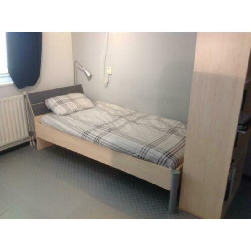 Degelijk bed, bureau en boekenkast Trenhopper