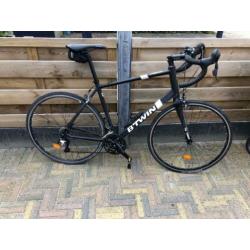 BTwin XL racefiets 56 cm (met Shimano klikpedalen)