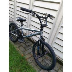Mooie BMX met nieuwe banden, 360 graden stuur, 4 voetsteunen