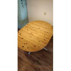 Ronde (uitschuifbare) houten eettafel.