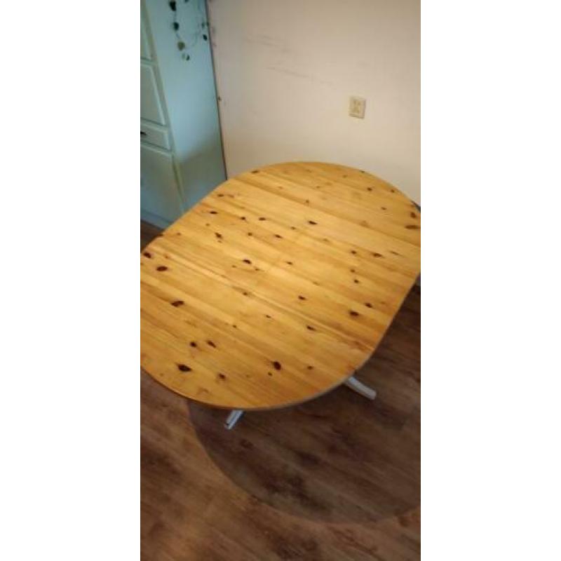 Ronde (uitschuifbare) houten eettafel.