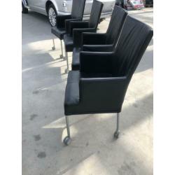 Zwarte leren stoelen met wielen