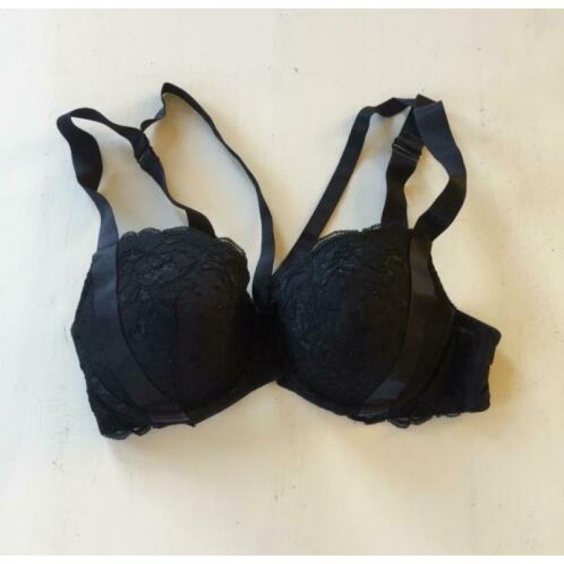 Leuke zwart met kant Hunkemöller bij beha 85D 85 D