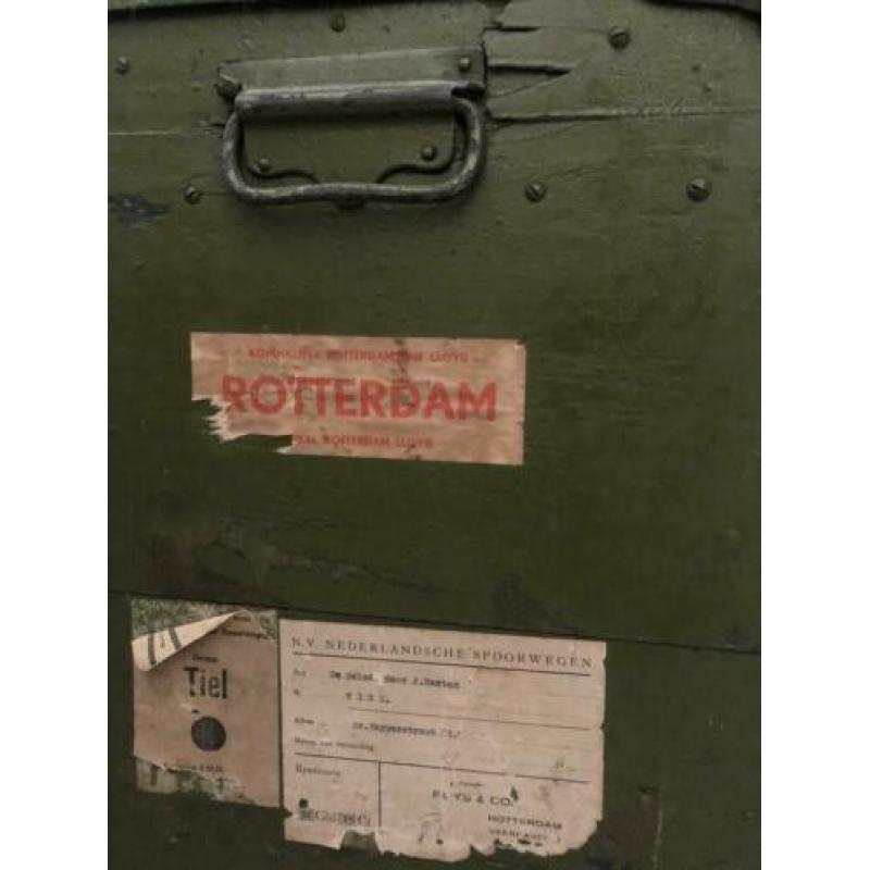 Reiskist groen met stickers Rotterdam