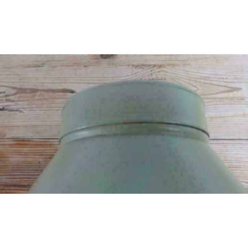 Groen geverfde brocante zinken bus met deksel